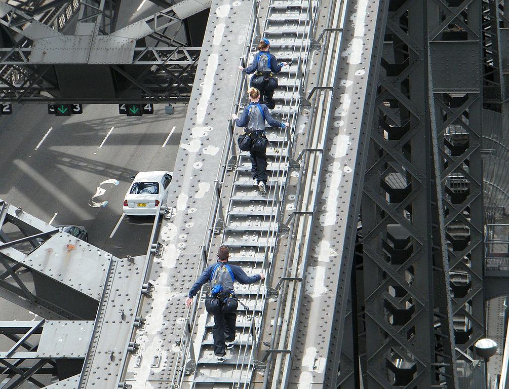 1005px-BridgeClimb_participants_on_Sydney_Harbour_Bridge
